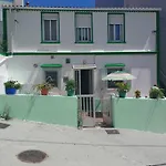 3 Bed House Sleeps 6 Pet-friendly With Terrace