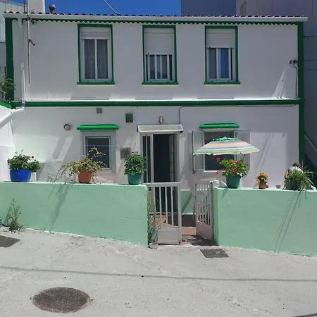 3 Bed House Sleeps 6 Pet-friendly With Terrace