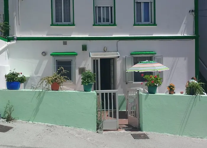 3 Bed House Sleeps 6 Pet-friendly With Terrace